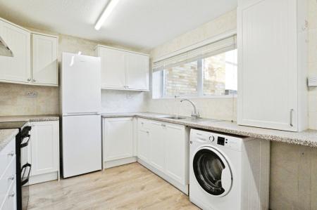 3 bedroom Semi-detached house to let in Pinewood Close, St Albans, AL4