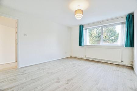 3 bedroom Semi-detached house to let in Pinewood Close, St Albans, AL4