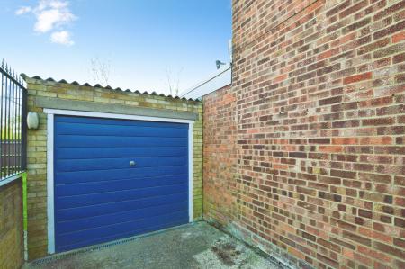 3 bedroom Semi-detached house to let in Pinewood Close, St Albans, AL4
