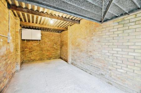 3 bedroom Semi-detached house to let in Pinewood Close, St Albans, AL4