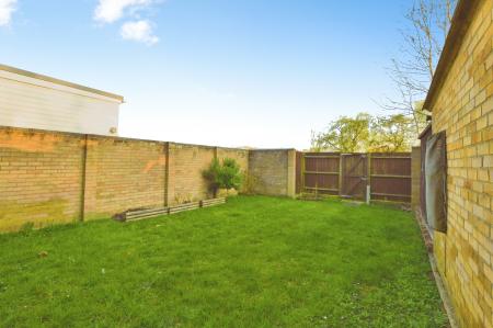 3 bedroom Semi-detached house to let in Pinewood Close, St Albans, AL4