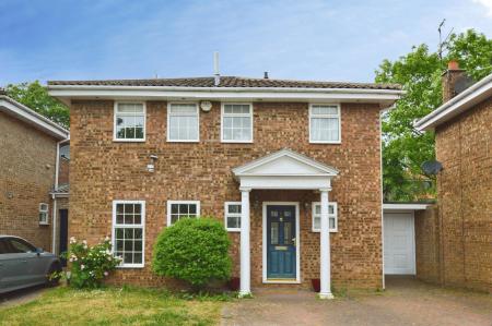 4 bedroom Detached house to let in Icknield Close, St Albans, AL3