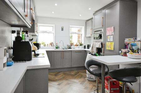 4 bedroom Detached house to let in Icknield Close, St Albans, AL3