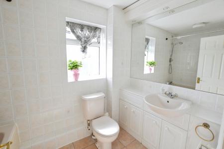 4 bedroom Detached house to let in Icknield Close, St Albans, AL3