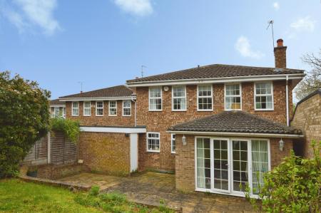 4 bedroom Detached house to let in Icknield Close, St Albans, AL3