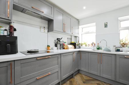 4 bedroom Detached house to let in Icknield Close, St Albans, AL3