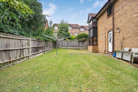 1 bedroom Studio flat to let in Milford Close, St Albans, AL4