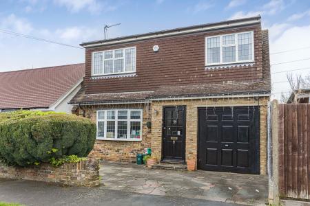 3 bedroom Detached bungalow for sale in The Meads, Bricket Wood, AL2