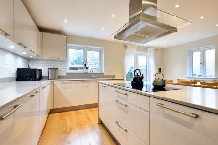 4 bedroom Detached house to let in Wain Close, St Albans, AL1