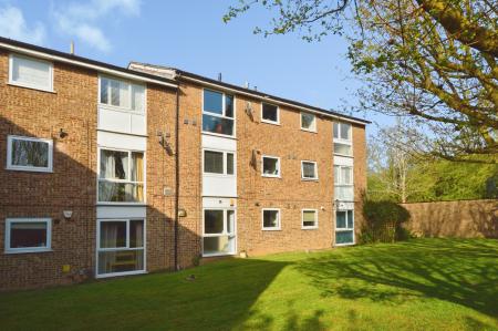 2 bedroom Flat to let in Eskdale, London Colney, AL2