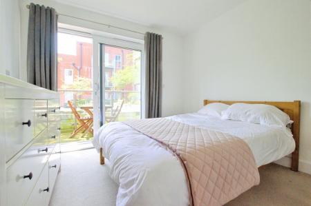 2 bedroom Flat to let in Charrington Place