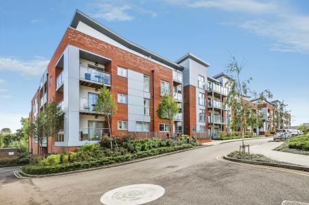 2 bedroom Flat to let in Charrington Place