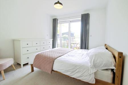 2 bedroom Flat to let in Charrington Place