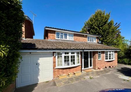 4 bedroom Detached house for sale in Carpenders Close, Harpenden, AL5