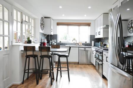 4 bedroom House to let in Vicarage Gardens, Flamstead, AL3