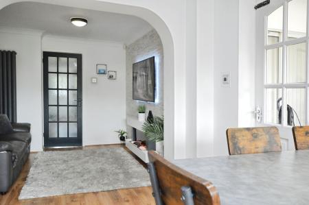 4 bedroom House to let in Vicarage Gardens, Flamstead, AL3