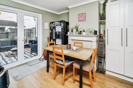 3 bedroom Terraced House to let in Harvey Road, St Albans, AL2