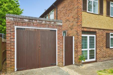 3 bedroom Semi-detached house to let in Barnfield Road, St Albans, AL4