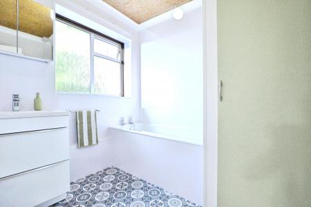 3 bedroom Semi-detached house to let in Barnfield Road, St Albans, AL4