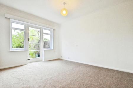 3 bedroom Semi-detached house to let in Barnfield Road, St Albans, AL4