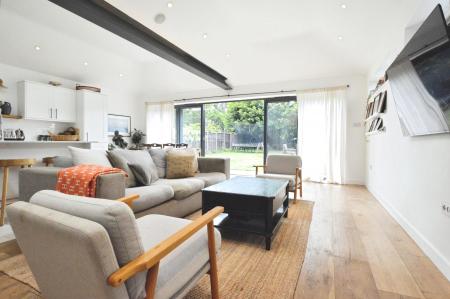 4 bedroom Semi-detached house to let in Ragged Hall Lane, Chiswell Green, AL2
