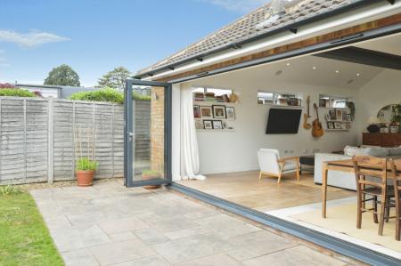 4 bedroom Semi-detached house to let in Ragged Hall Lane, Chiswell Green, AL2