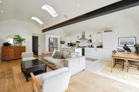 4 bedroom Semi-detached house to let in Ragged Hall Lane, Chiswell Green, AL2