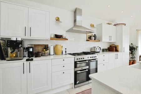 4 bedroom Semi-detached house to let in Ragged Hall Lane, Chiswell Green, AL2