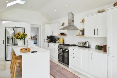 4 bedroom Semi-detached house to let in Ragged Hall Lane, Chiswell Green, AL2