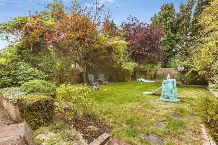 4 bedroom Detached house to let in Flora Grove, St Albans, AL1