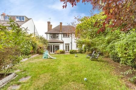 4 bedroom Detached house to let in Flora Grove, St Albans, AL1