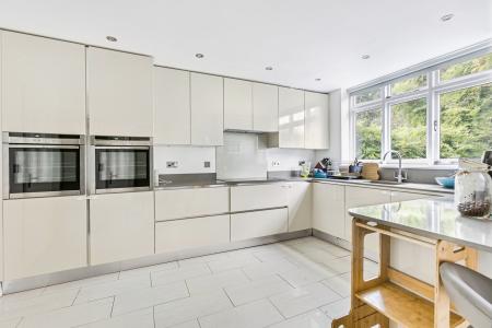 4 bedroom Detached house to let in Flora Grove, St Albans, AL1
