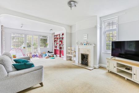 4 bedroom Detached house to let in Flora Grove, St Albans, AL1