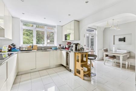4 bedroom Detached house to let in Flora Grove, St Albans, AL1