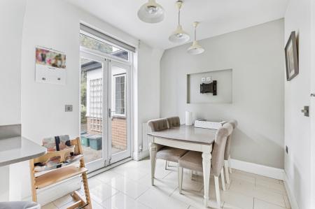 4 bedroom Detached house to let in Flora Grove, St Albans, AL1