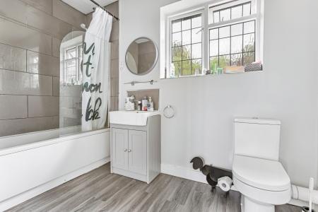 4 bedroom Detached house to let in Flora Grove, St Albans, AL1