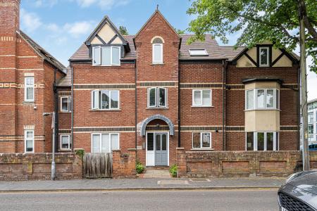 1 bedroom Flat for sale in St. Georges Court, St Albans, AL1