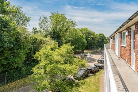 2 bedroom Flat for sale in The Ridgeway, St Albans, AL4