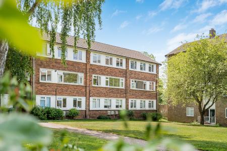 2 bedroom Flat for sale in The Ridgeway, St Albans, AL4