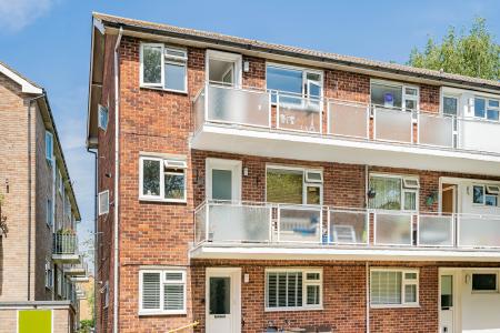 2 bedroom Flat for sale in The Ridgeway, St Albans, AL4