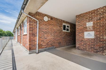 2 bedroom Flat for sale in The Ridgeway, St Albans, AL4