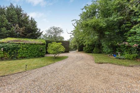 4 bedroom Detached house for sale in Napsbury Lane, St Albans, AL1