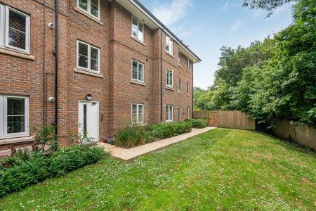 1 bedroom Flat for sale in Neville Close, St Albans, AL3