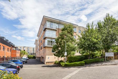 2 bedroom Flat for sale in 83 Camp Road, St Albans, AL1
