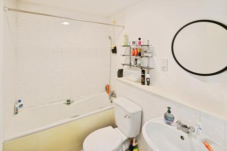 1 bedroom Flat to let in Windsor Court, St Albans, AL1