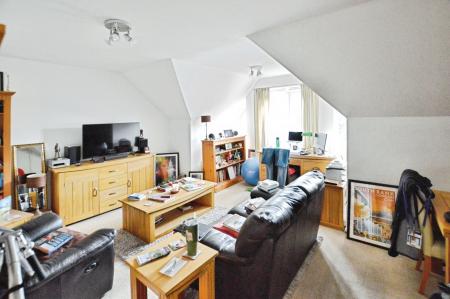 1 bedroom Flat to let in Windsor Court, St Albans, AL1
