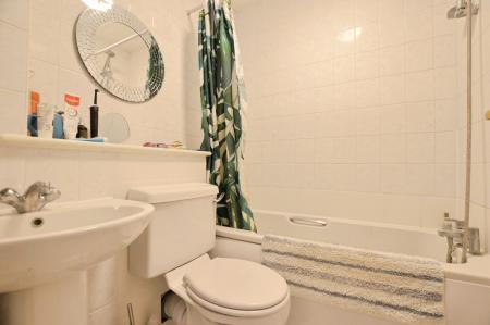 2 bedroom Flat to let in Park View Close, St Albans, AL1