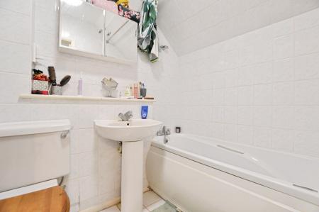 2 bedroom Flat to let in Park View Close, St Albans, AL1