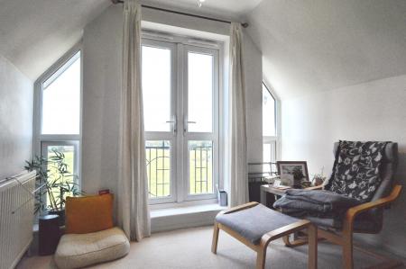 2 bedroom Flat to let in Park View Close, St Albans, AL1