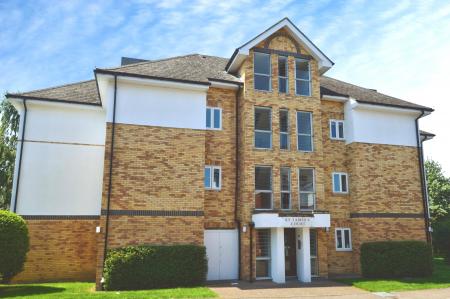 2 bedroom Flat to let in Park View Close, St Albans, AL1